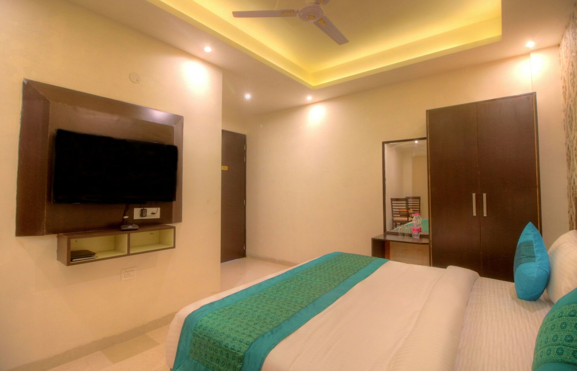 Treebo Trend Paragon Suites Mahipalpur Нью-Дели Экстерьер фото